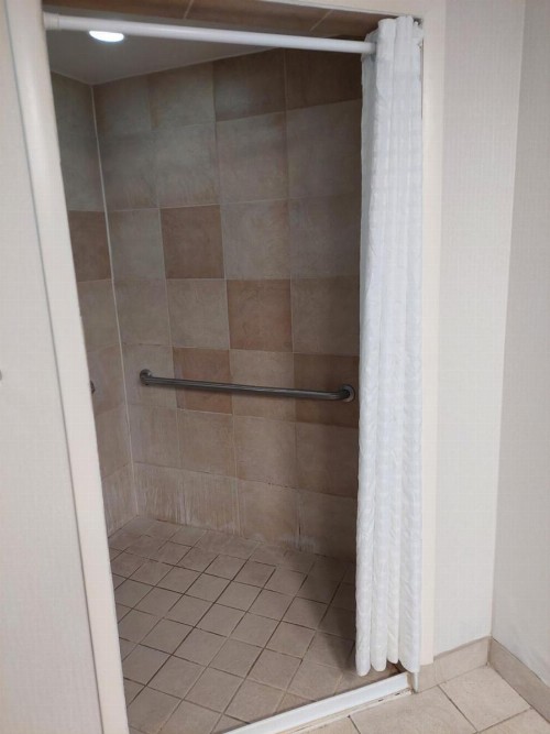 Comfort Suites Beachfront - image 23