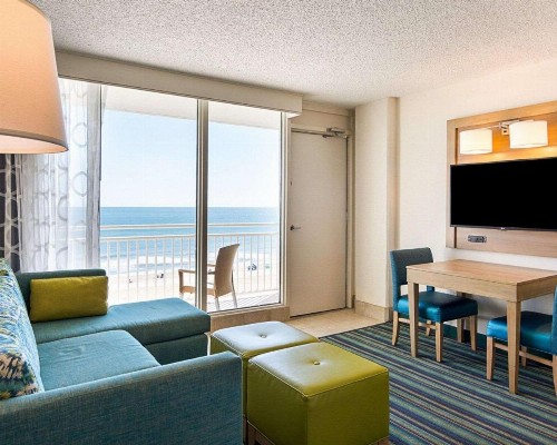 Comfort Suites Beachfront - image 4