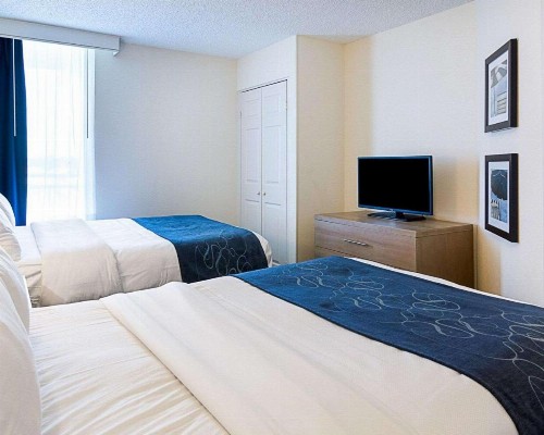 Comfort Suites Beachfront - image 6