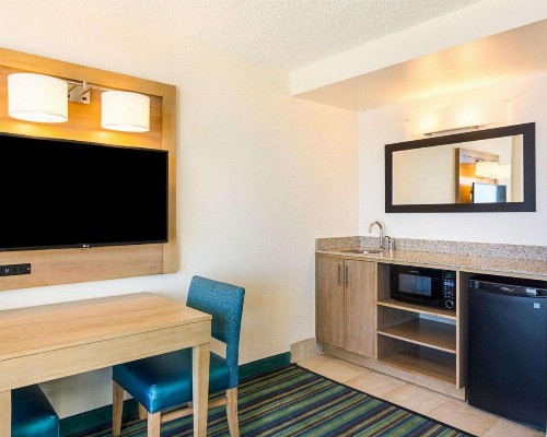 Comfort Suites Beachfront - image 7