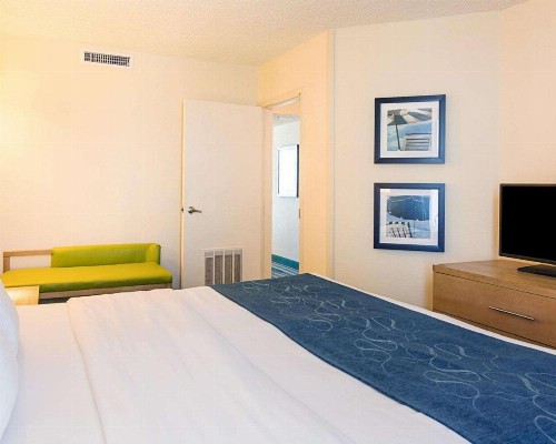 Comfort Suites Beachfront - image 9
