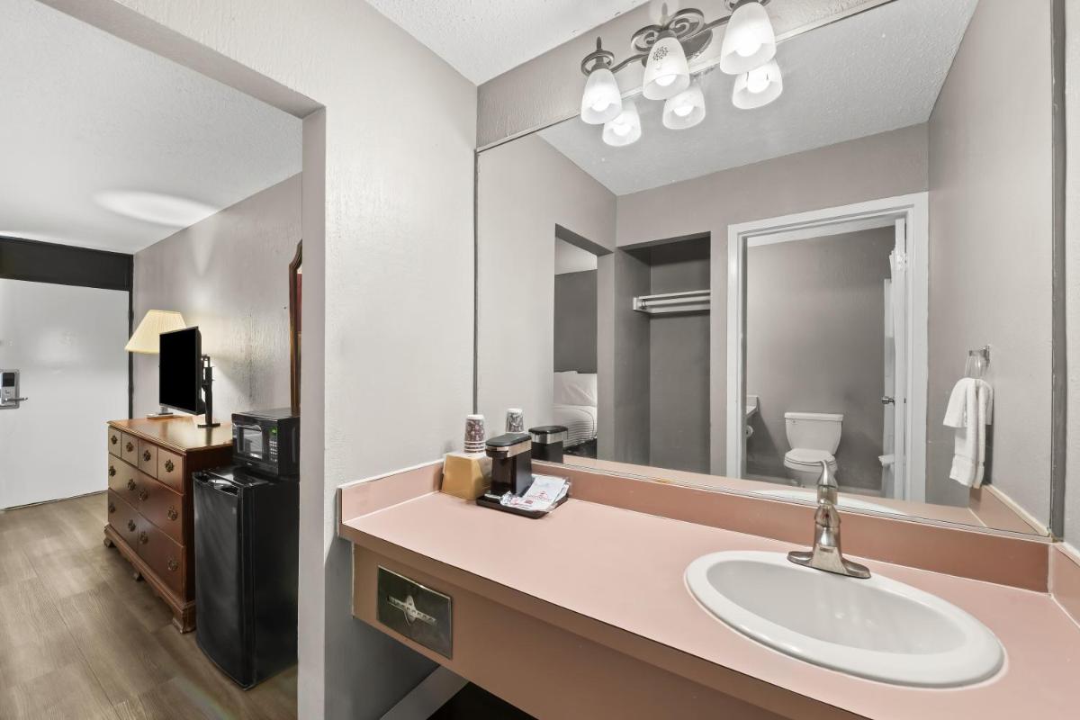 Knights Inn Virginia Beach Lynnhaven - image 3
