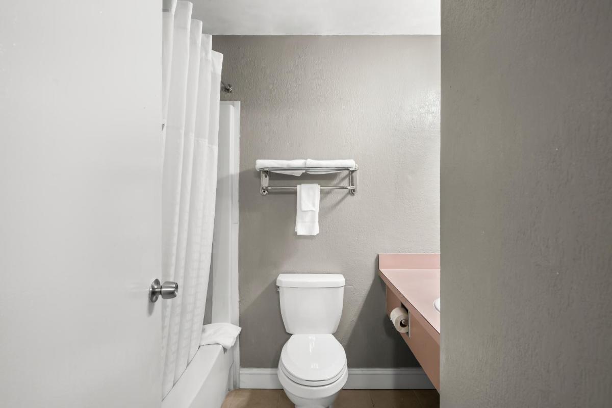 Knights Inn Virginia Beach Lynnhaven - image 5