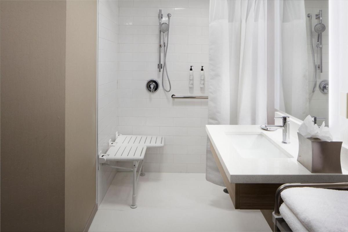 SpringHill Suites by Marriott Virginia Beach Oceanfront - image 2