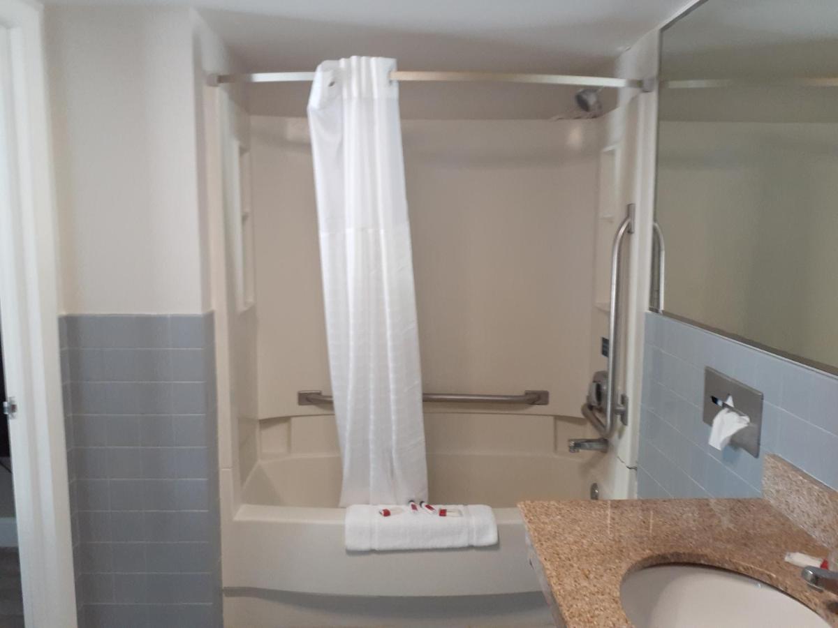 Travelodge by Wyndham Virginia Beach Bay Beach - image 4