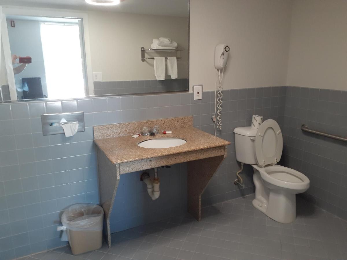 Travelodge by Wyndham Virginia Beach Bay Beach - image 5