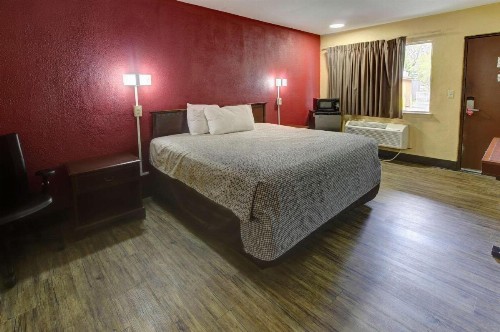 Econo Lodge Town Center - image 10