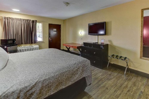 Econo Lodge Town Center - image 11