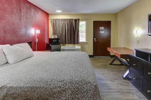 Econo Lodge Town Center - image 12