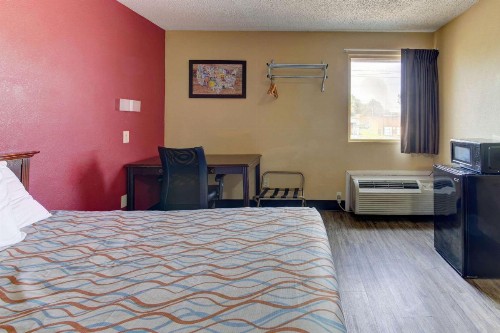 Econo Lodge Town Center - image 13