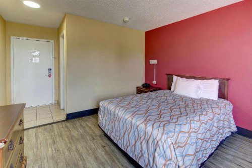 Econo Lodge Town Center - image 14