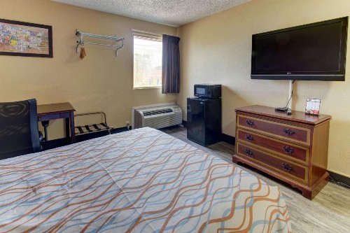 Econo Lodge Town Center - image 15