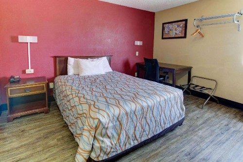 Econo Lodge Town Center - image 16