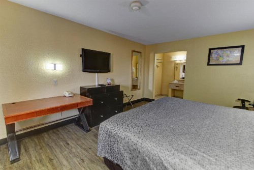 Econo Lodge Town Center - image 26