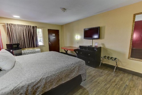 Econo Lodge Town Center - image 29