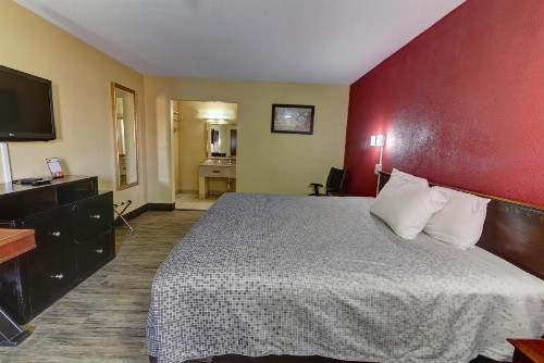 Econo Lodge Town Center - image 31