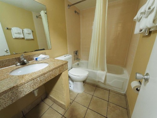 Econo Lodge Town Center - image 32