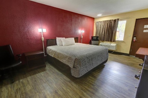Econo Lodge Town Center - image 33