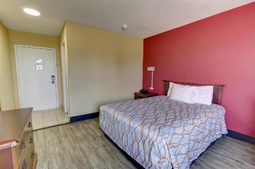 Econo Lodge Town Center - image 38