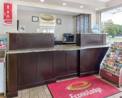 Econo Lodge Town Center - image 4