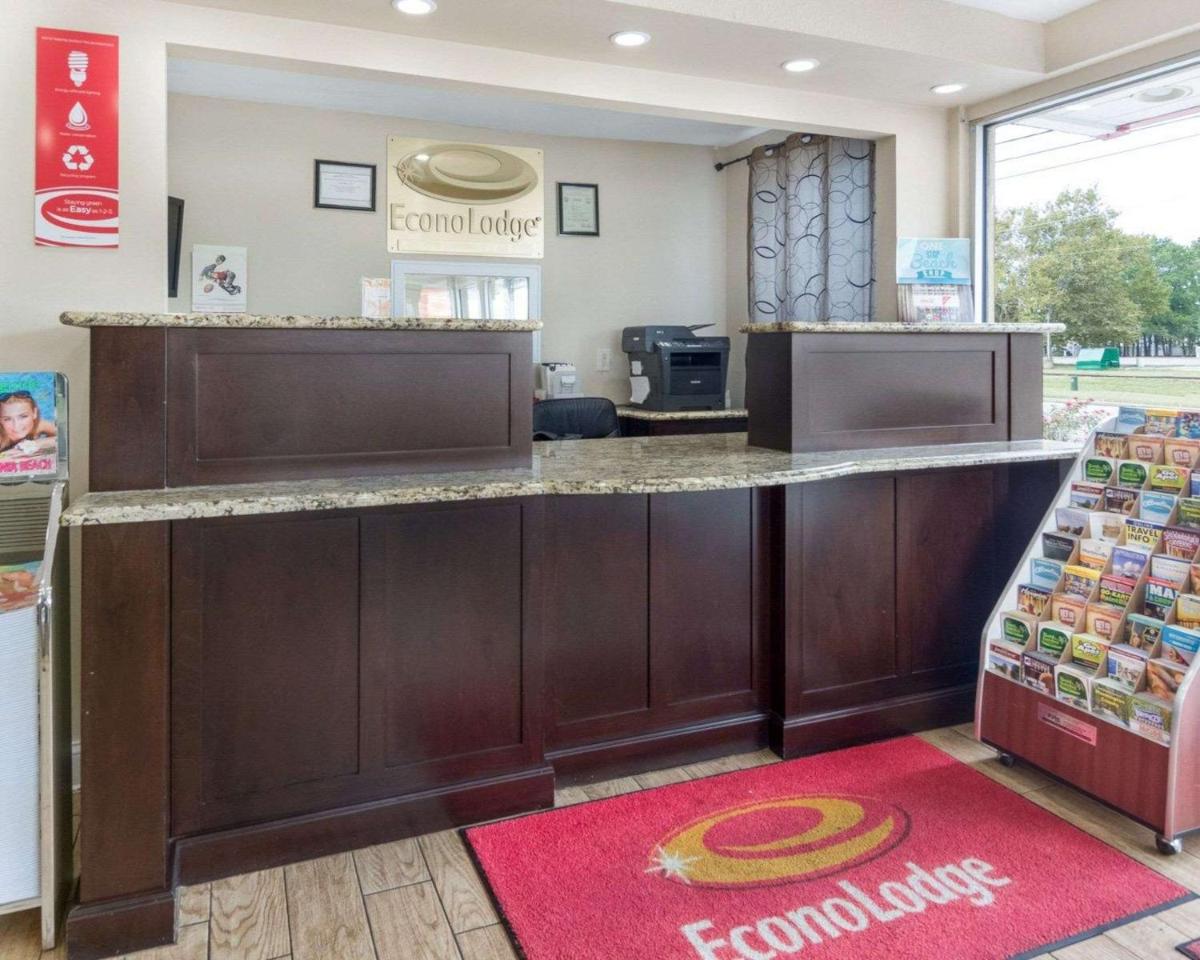 Econo Lodge Town Center - image 4