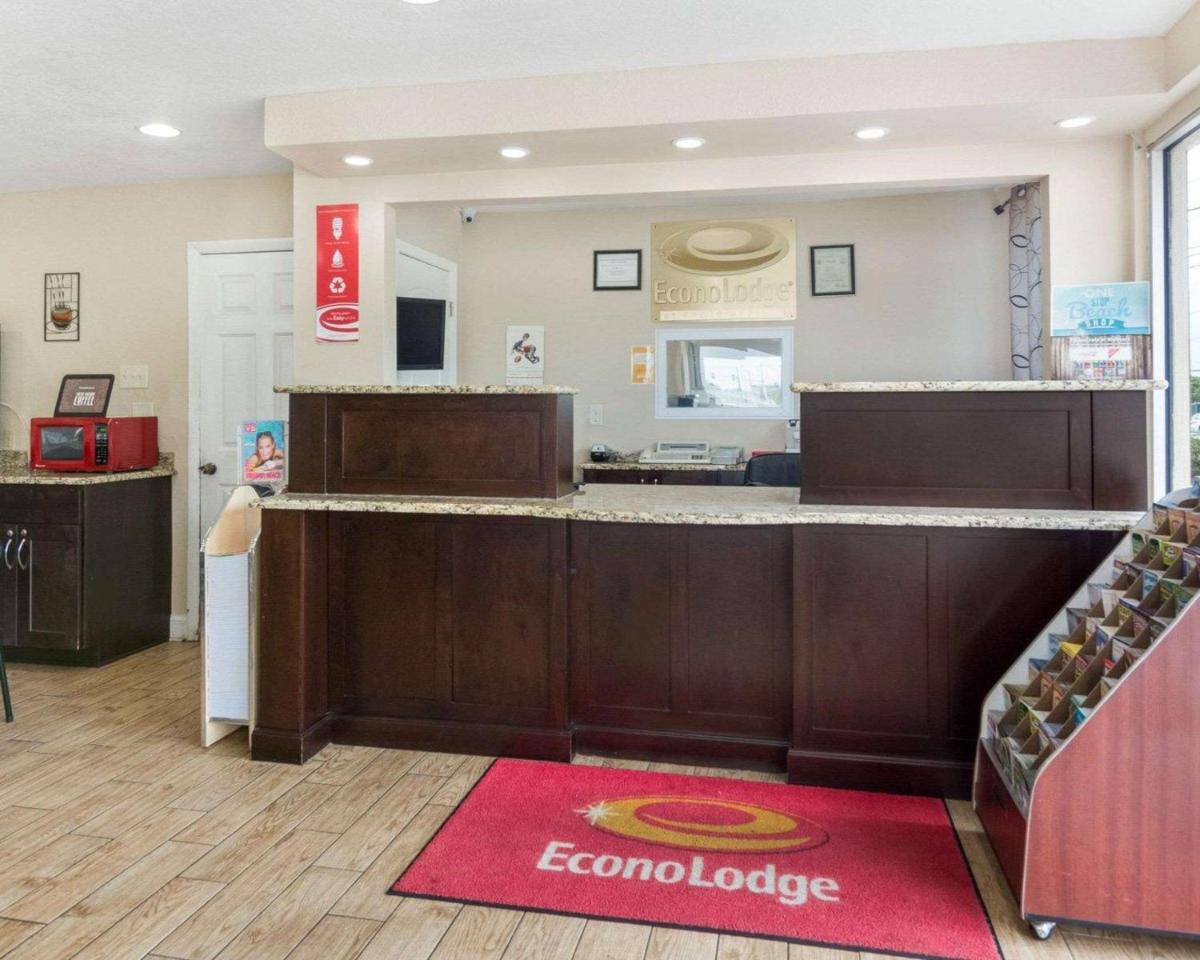 Econo Lodge Town Center - image 5