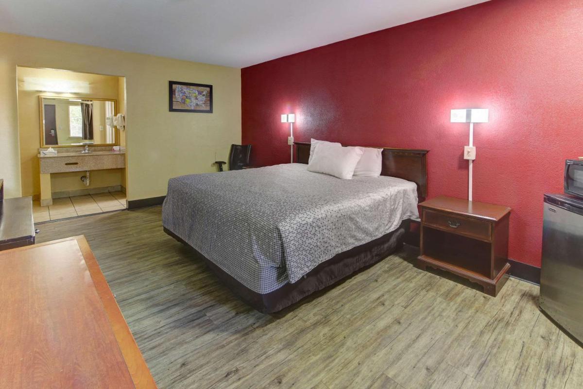 Econo Lodge Town Center - image 7