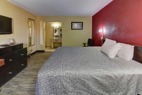 Econo Lodge Town Center - image 8