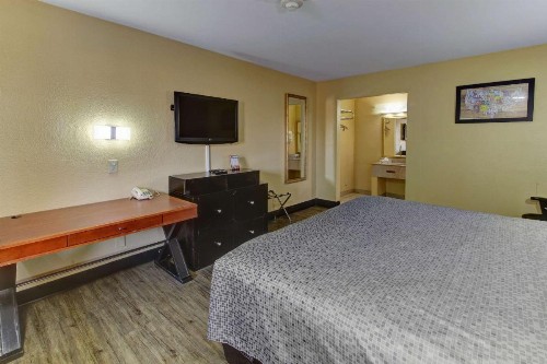 Econo Lodge Town Center - image 9