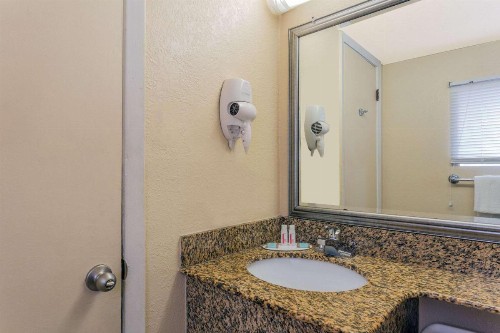 Travelodge by Wyndham Virginia Beach - image 8