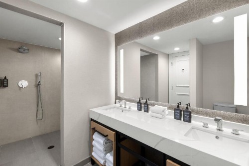 Sheraton Oceanfront Hotel - image 27