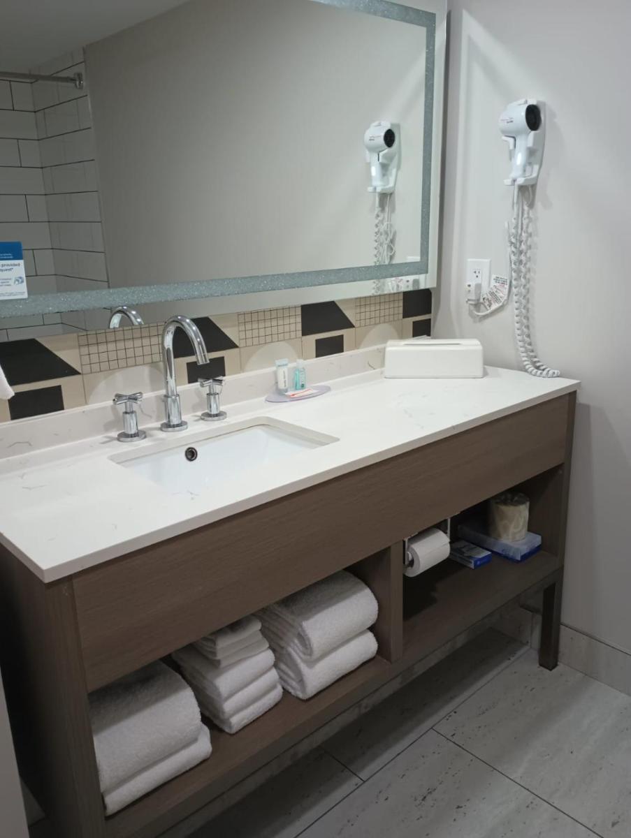 Quality Inn and Suites Oceanfront - image 7
