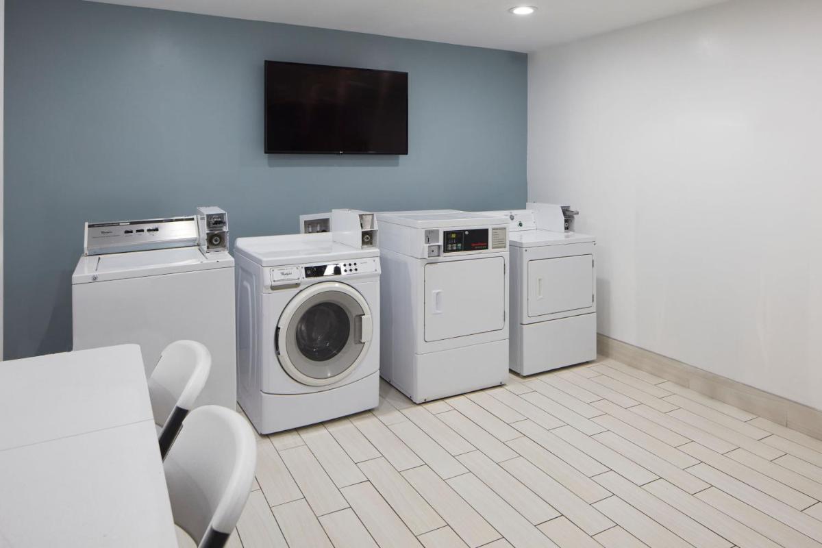 Four Points by Sheraton Virginia Beach Oceanfront - image 2