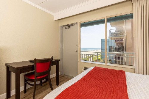 Best Western Plus Sandcastle Beachfront Hotel - image 12