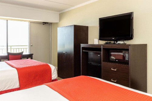 Best Western Plus Sandcastle Beachfront Hotel - image 15