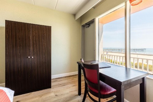 Best Western Plus Sandcastle Beachfront Hotel - image 3
