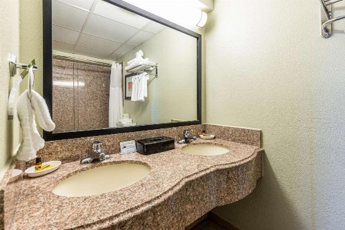 Best Western Plus Sandcastle Beachfront Hotel - image 36