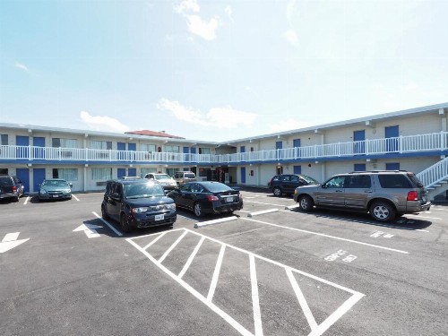 Seashire Inn & Suites - image 10