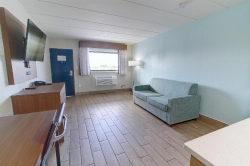 Seashire Inn & Suites - image 12