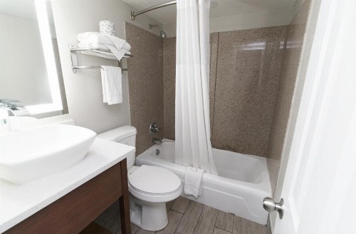 Seashire Inn & Suites - image 2