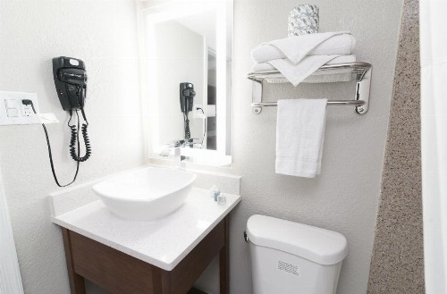 Seashire Inn & Suites - image 3