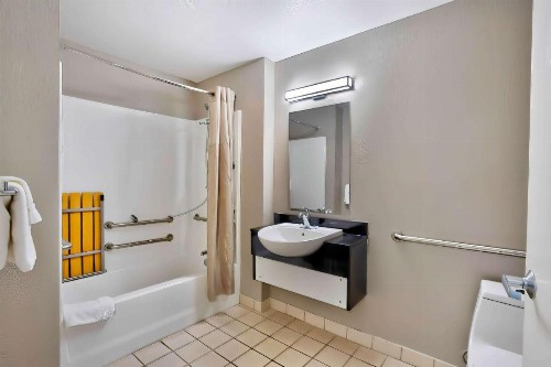 Motel 6 Virginia Beach - image 45