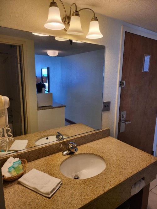 Capes Hotel - image 20