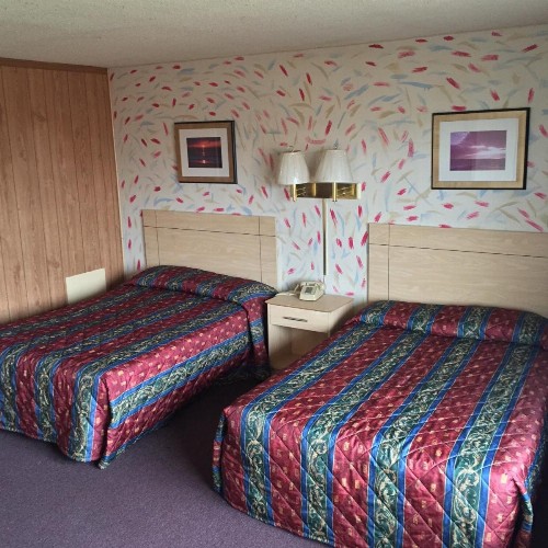 MacThrift Motor Inn - image 1