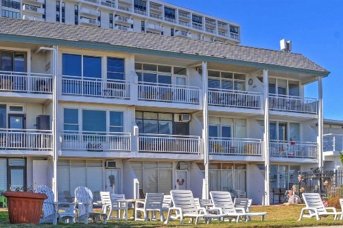 Oceanfront Virginia Beach Studio with Community Pool - image 10