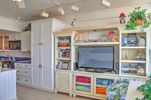 Oceanfront Virginia Beach Studio with Community Pool - image 7