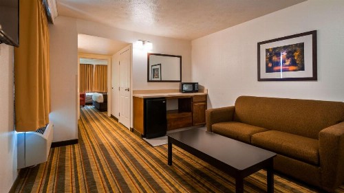 Best Western Visalia Hotel - image 10