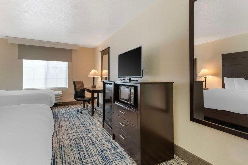 Best Western Visalia Hotel - image 17