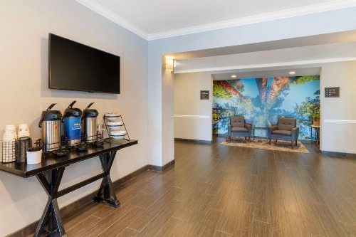 Best Western Visalia Hotel - image 2