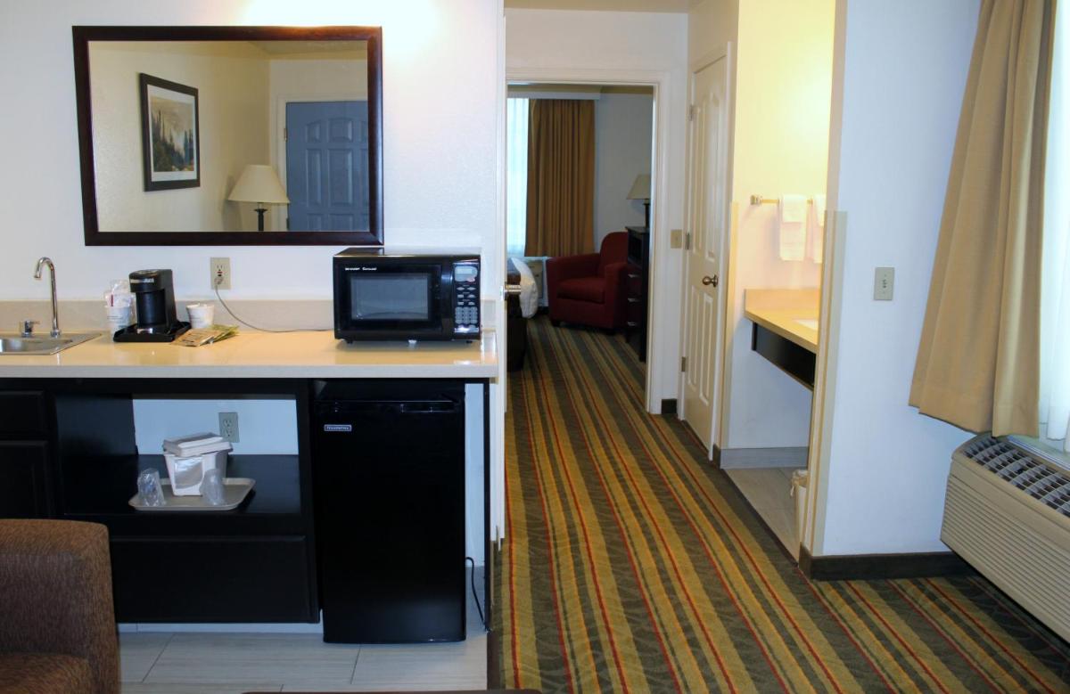 Best Western Visalia Hotel - image 3